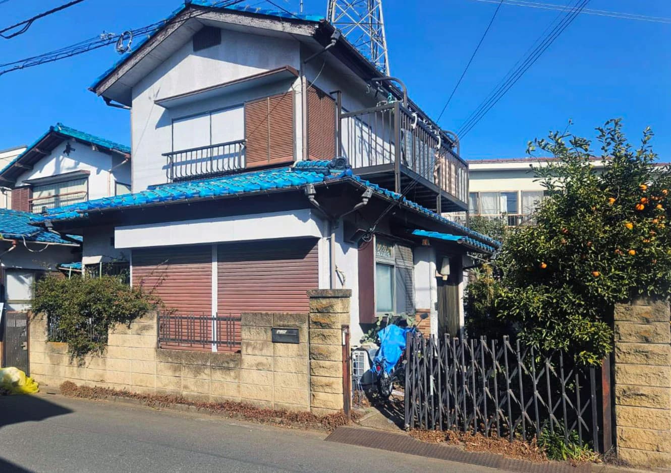 相続したご実家の外観と前庭